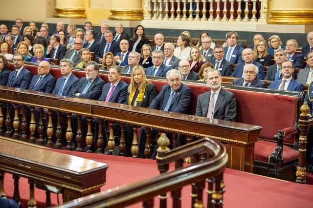 El Presidente y los magistrados del TC asisten a la presentación del libro 'El Rey' de Manuel García-Pelayo